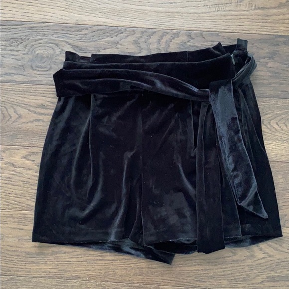 Express velvet shorts NWT - Picture 4 of 7